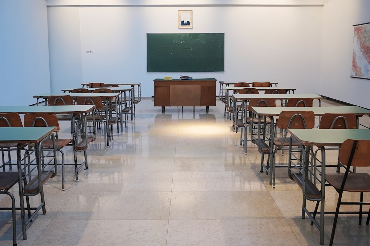 Uniformes e material escolar para 40 crianças